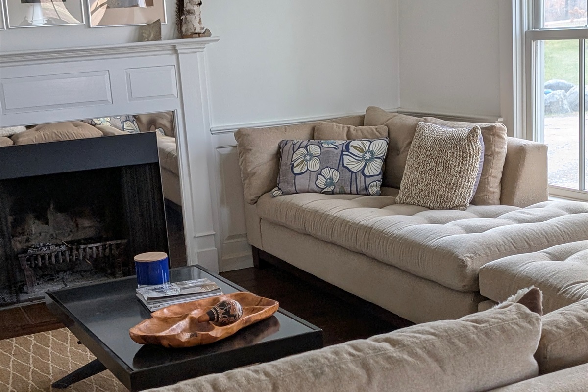 (Living room / fireplace)
Comfortable living room with plush seating and a cozy fireplace—perfect for unwinding after a day outdoors.