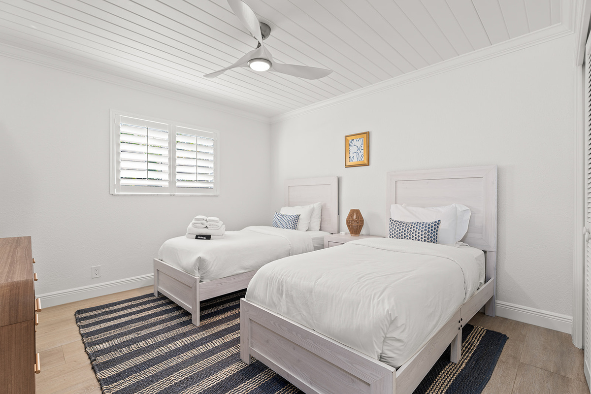 🛏️ Perfect for families or friends, this bright and comfortable bedroom offers a restful retreat after a day of adventure.