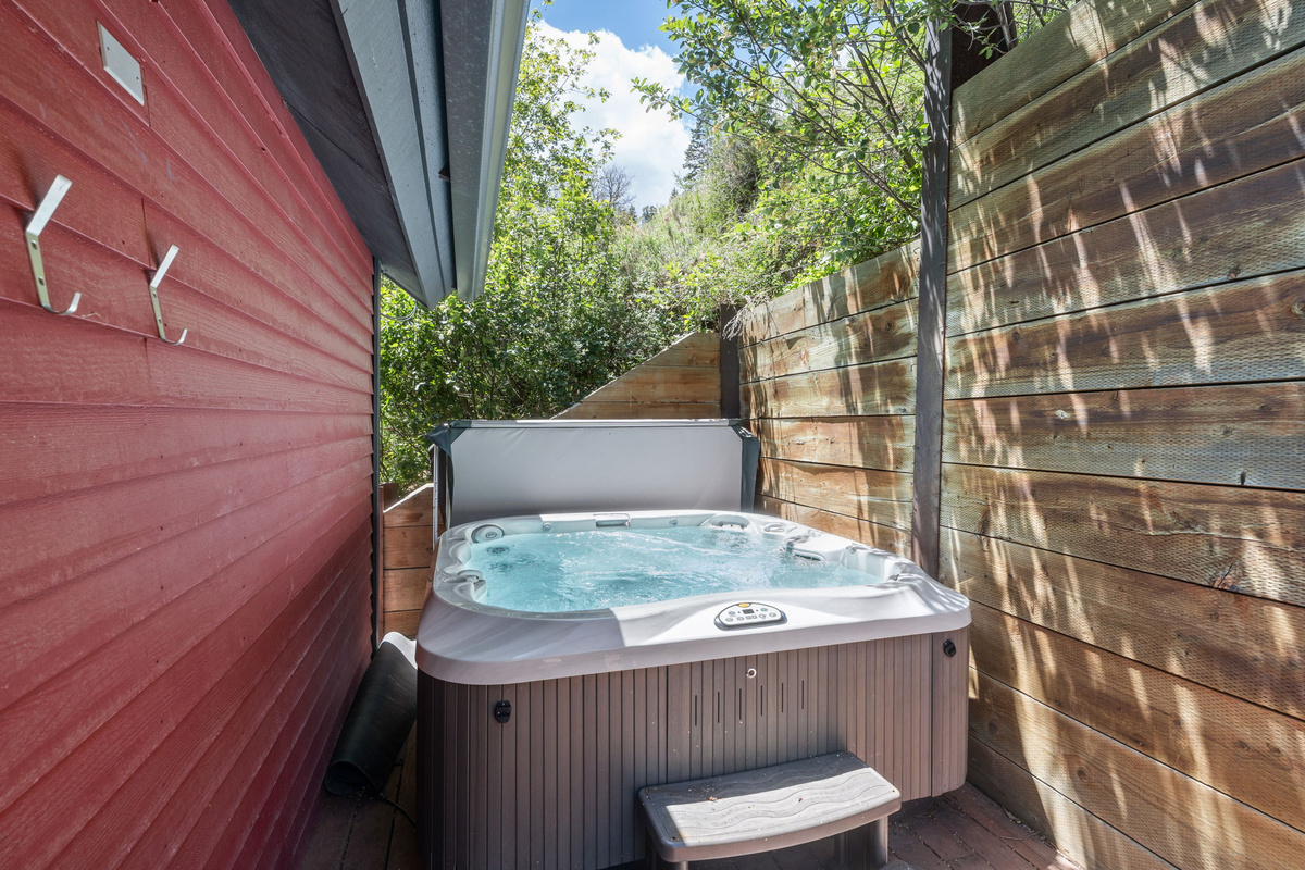 Private Hot Tub - Secluded rear deck 