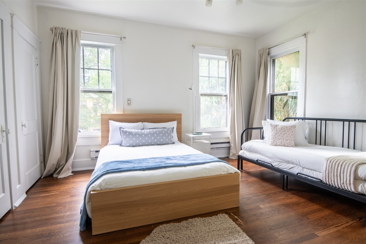 Comfortable bedroom featuring a queen bed and daybed—ideal for families or groups needing extra space.
