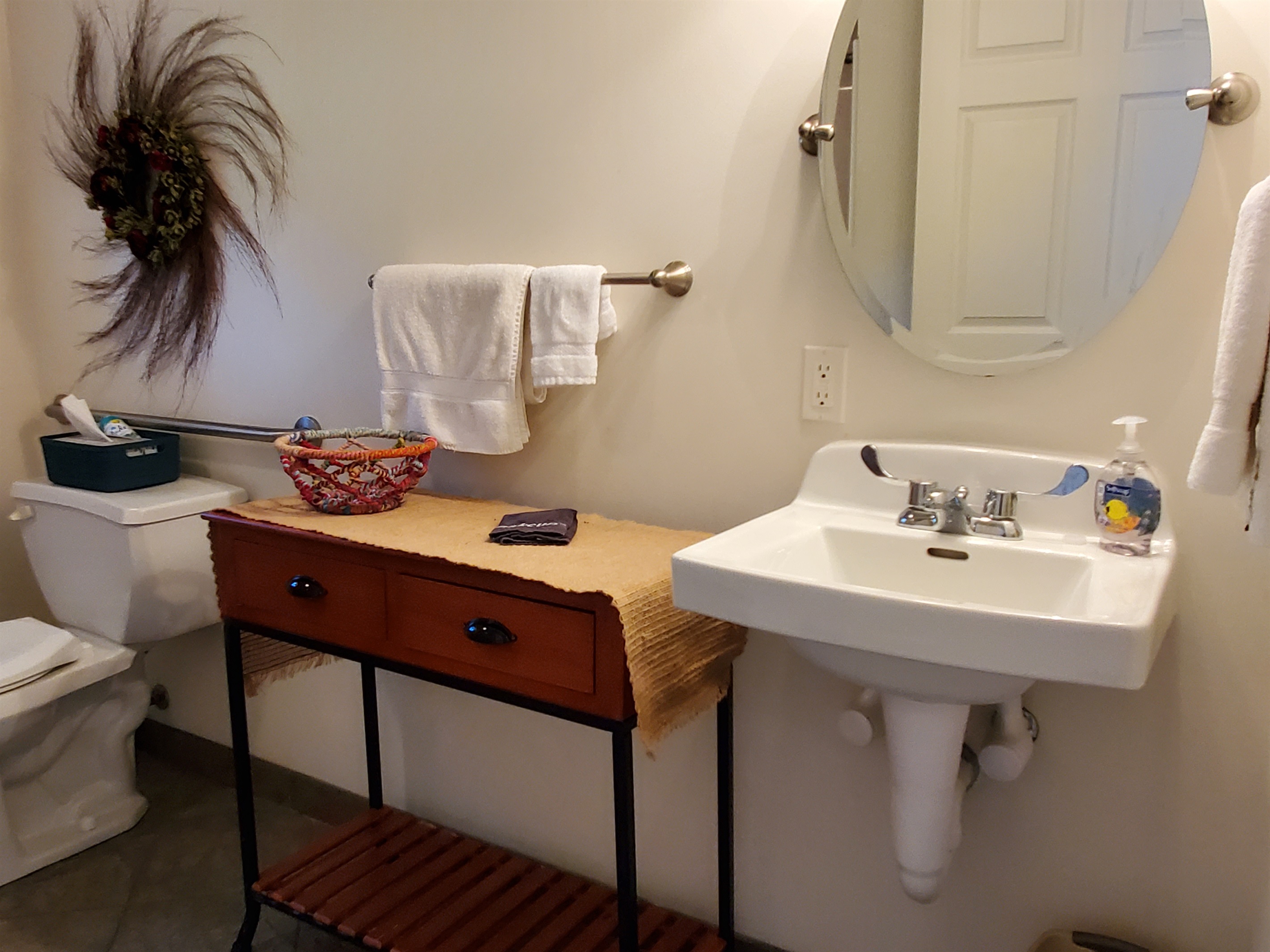 Handicap accessible bathroom across the hall from King bdrm & Queen #2.