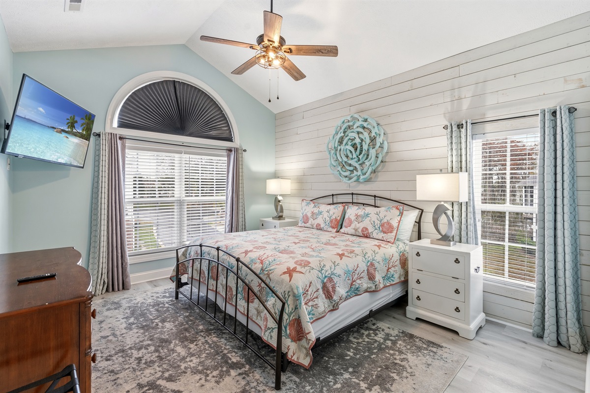 King Bed in Main Bedroom with Ensuite