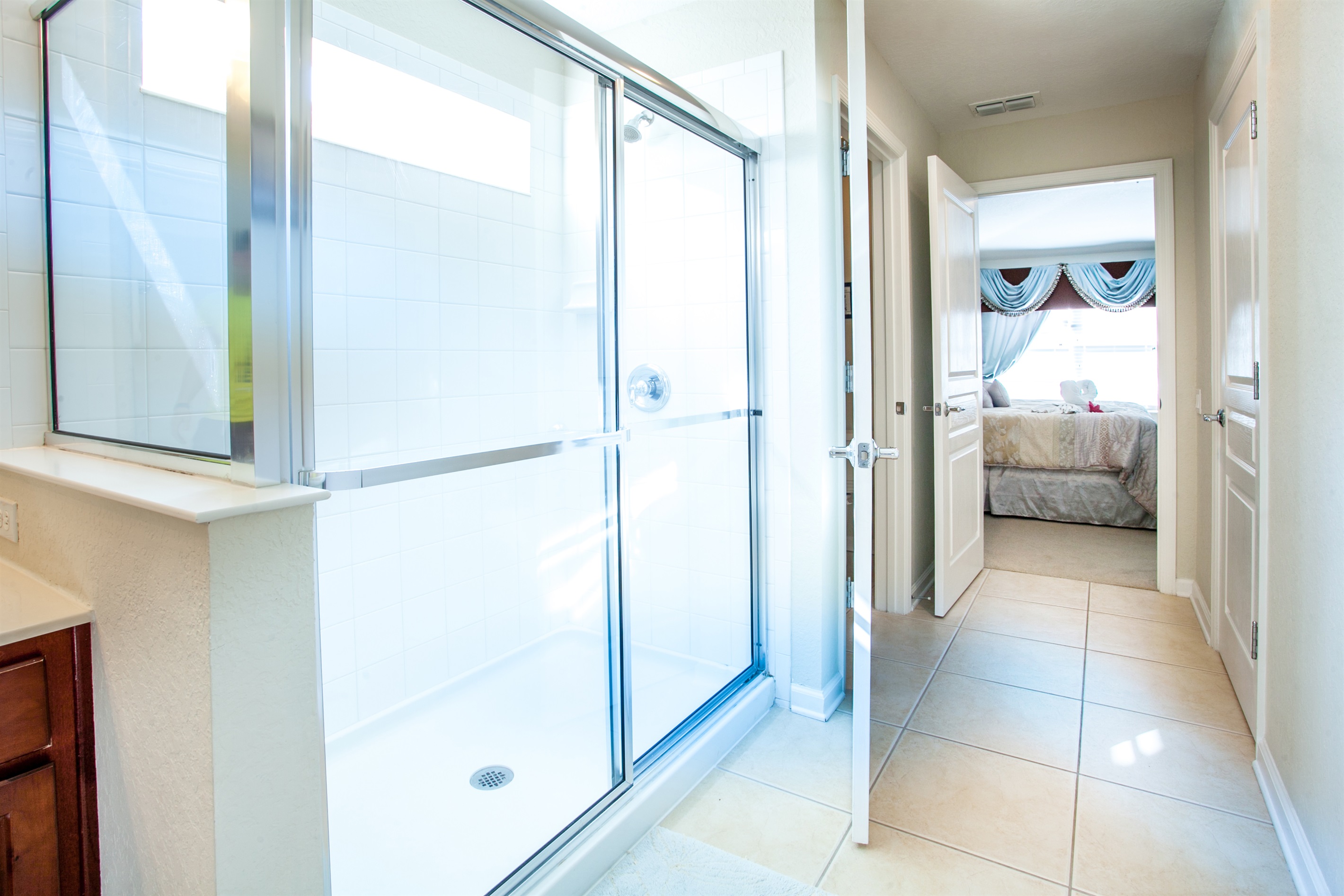 Upstairs Primary En-Suite Bathroom