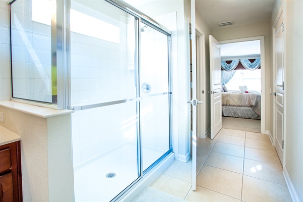 Upstairs Primary En-Suite Bathroom