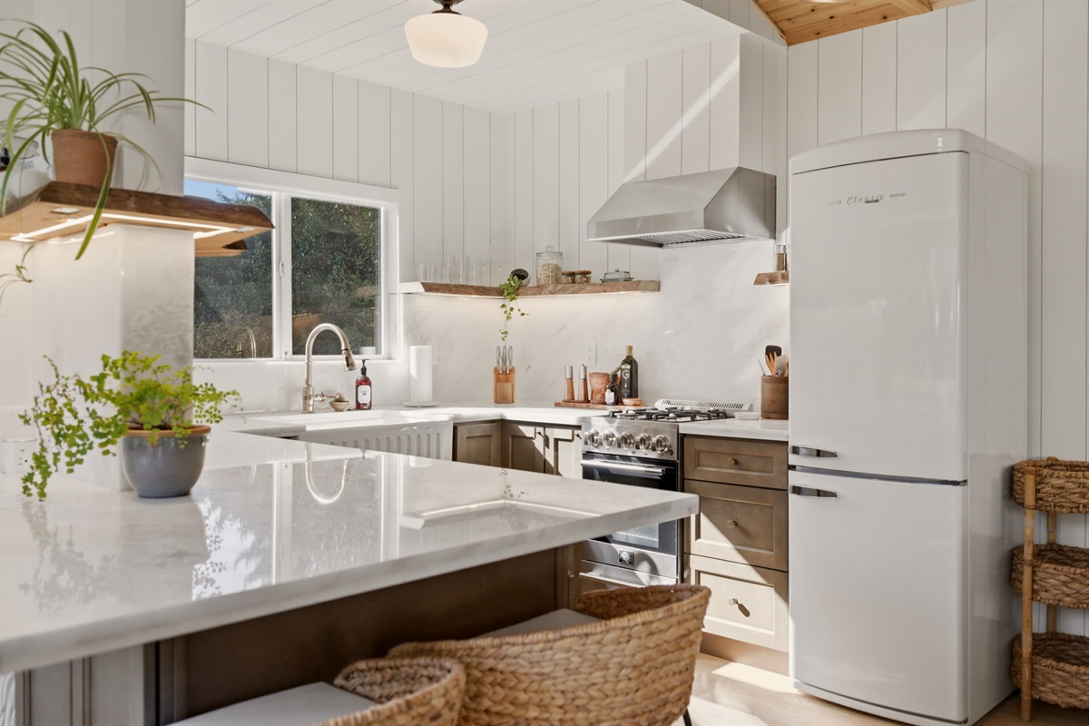 Cook slow breakfasts, uncork a favorite bottle, or linger over intimate dinners for two—Little Leaf’s beautifully appointed kitchen was made for memorable meals and meaningful moments. 
