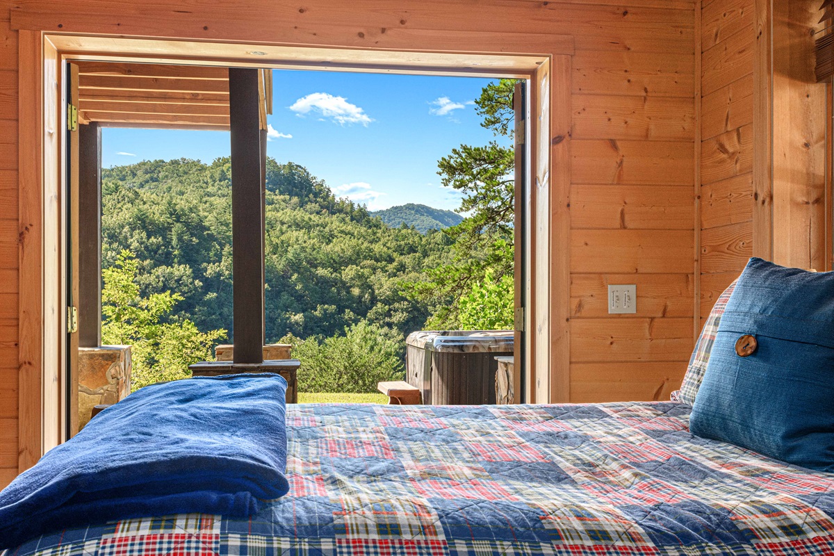 Downstairs Bedroom 1: tunning views await from your comfy retreat in the heart of nature!