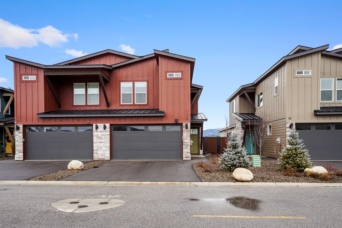 Stunning modern architecture awaits you at this beautiful lakeside retreat