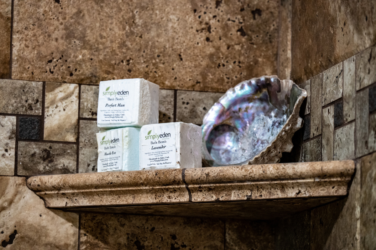 Spa-Like Touches – Enjoy complimentary locally inspired bath amenities that add a luxurious touch to your mountain getaway.