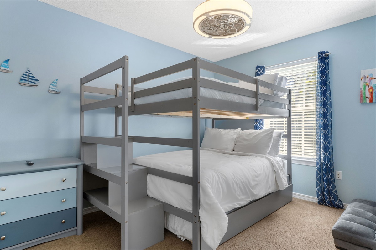 Guest Room 2: Queen Bunks