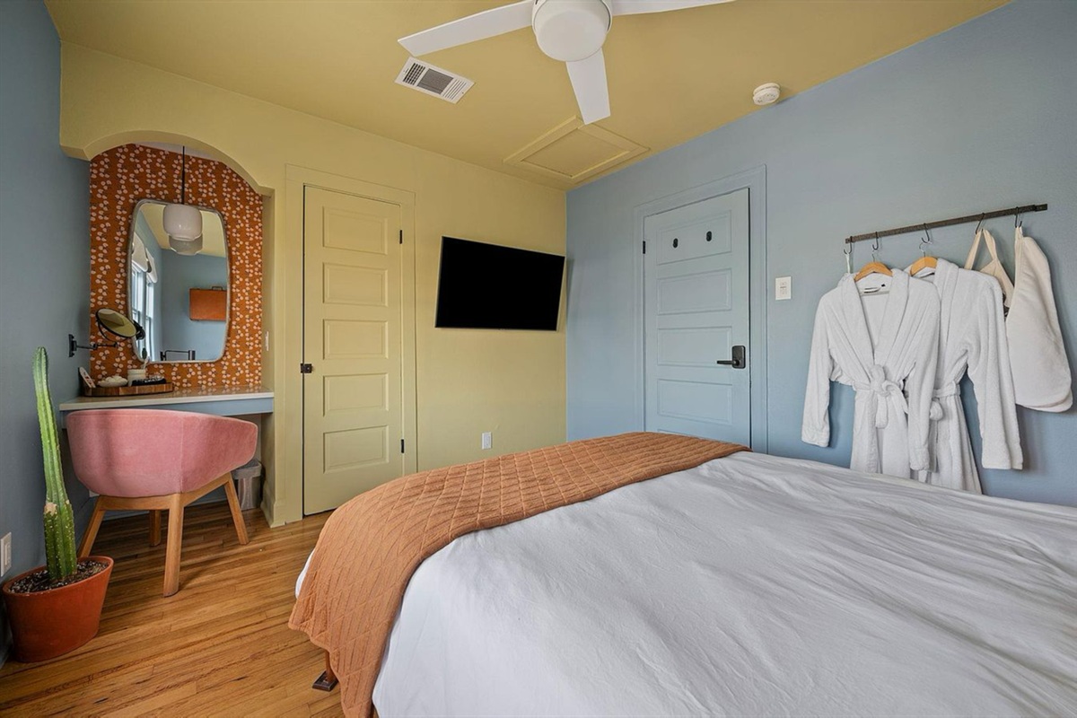 Bedroom 1 - Queen Bed