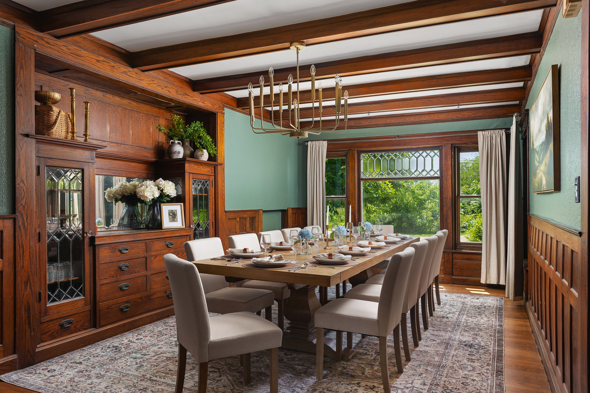 Our dining spaces are designed with seating for 12 indoors & outside, so there’s room for everyone to sit together. Whether it’s holiday dinners, wine nights or summer cookouts this is where memories are made.