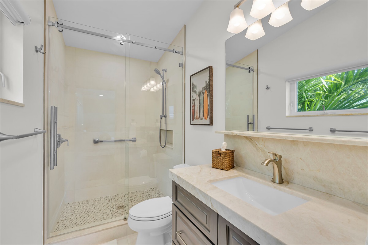 Upstairs guest ensuite bathroom.