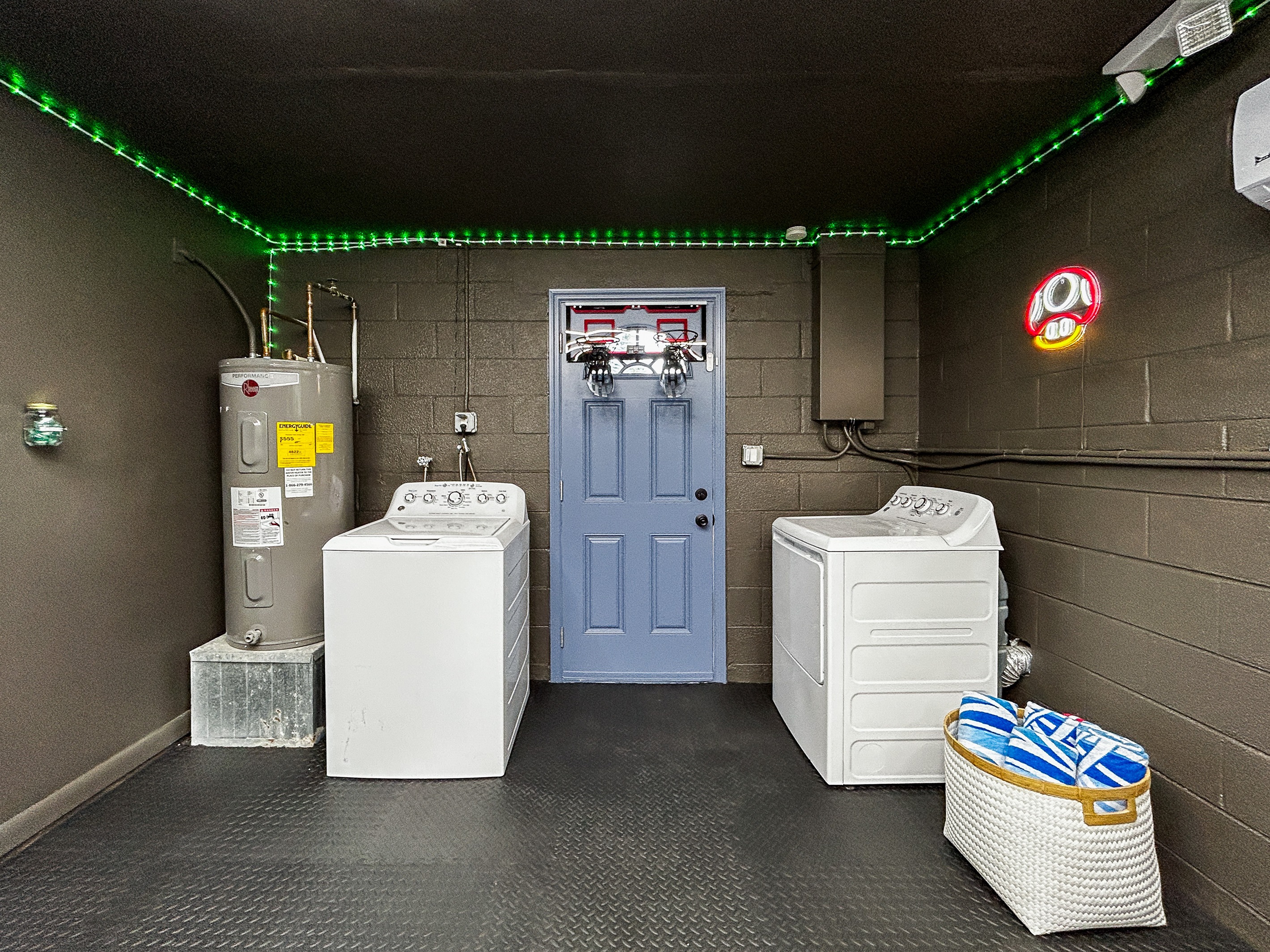 Full Size Washer & Dryer. Beach Towels provided.