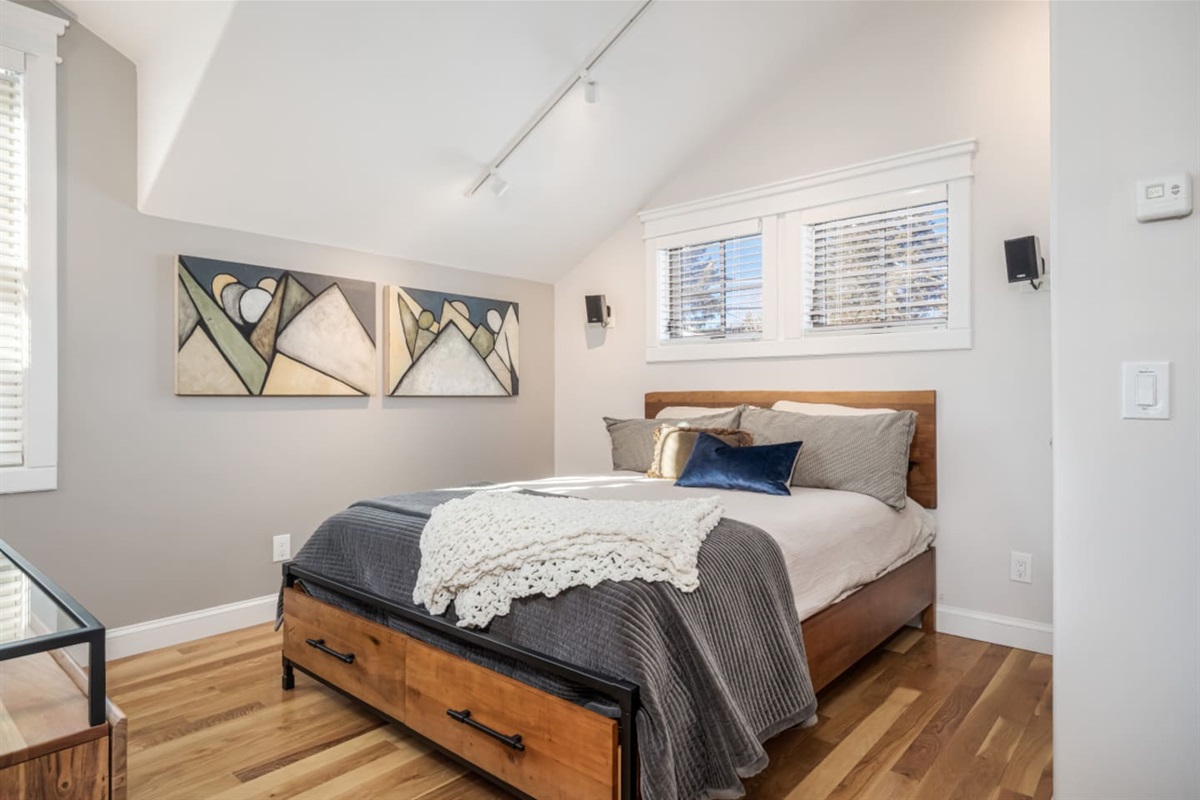 Carriage House Bedroom #5 | Queen Bed 