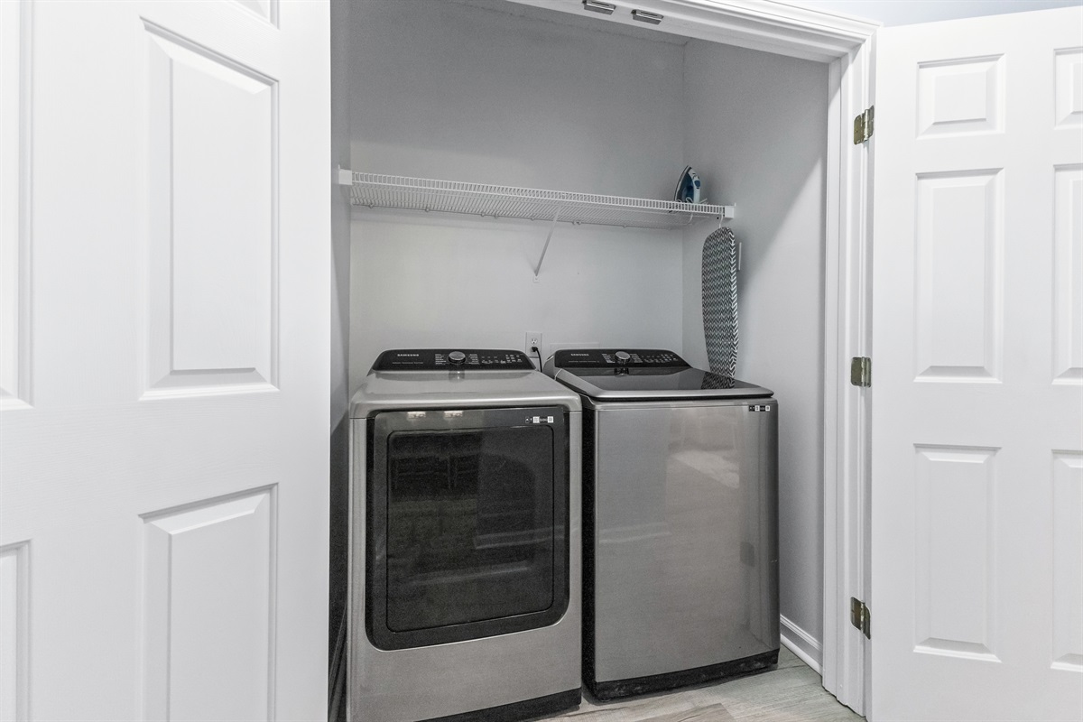 Modern Washer/Dryer in Unit