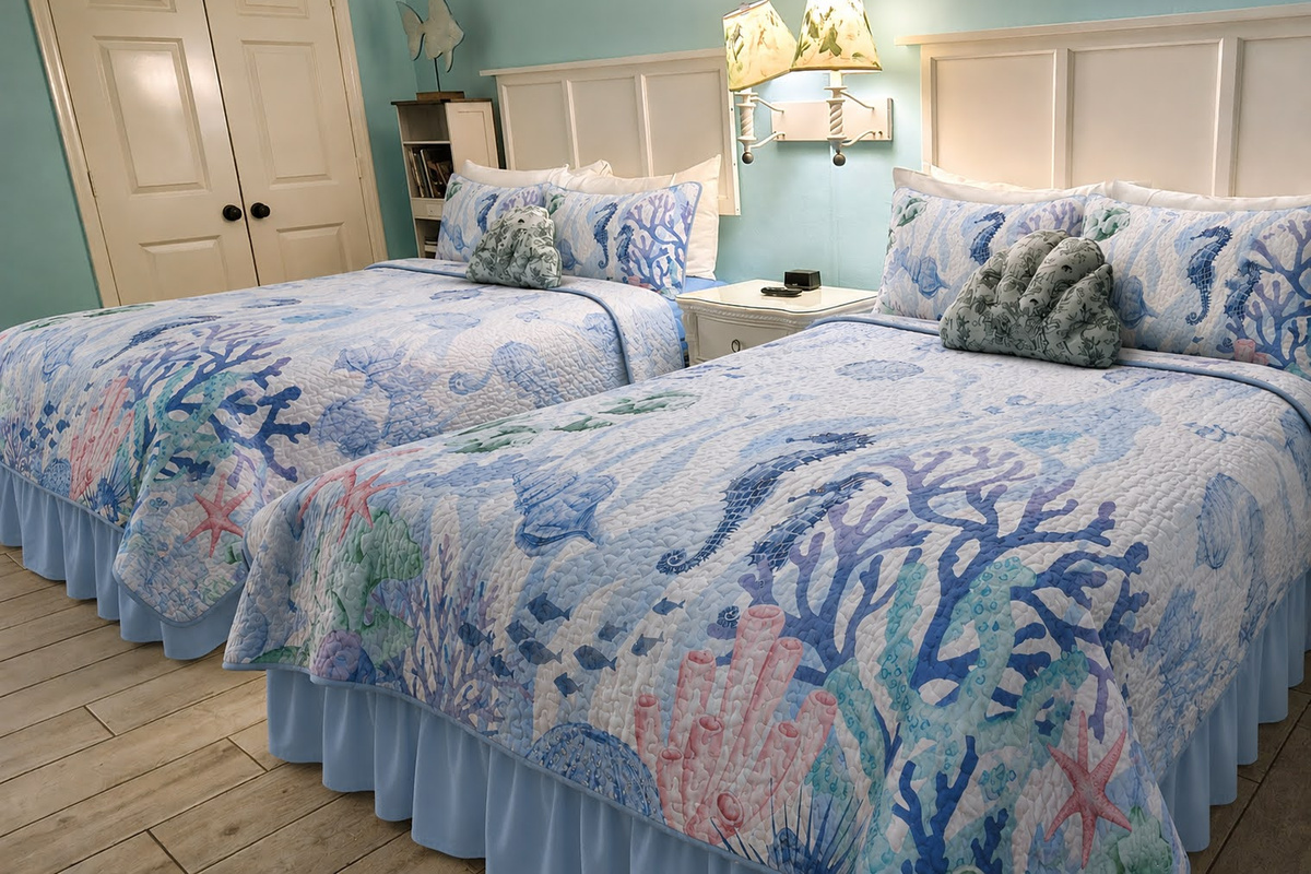 Two big beds dressed in coral prints, so everyone sleeps easy. ⭐