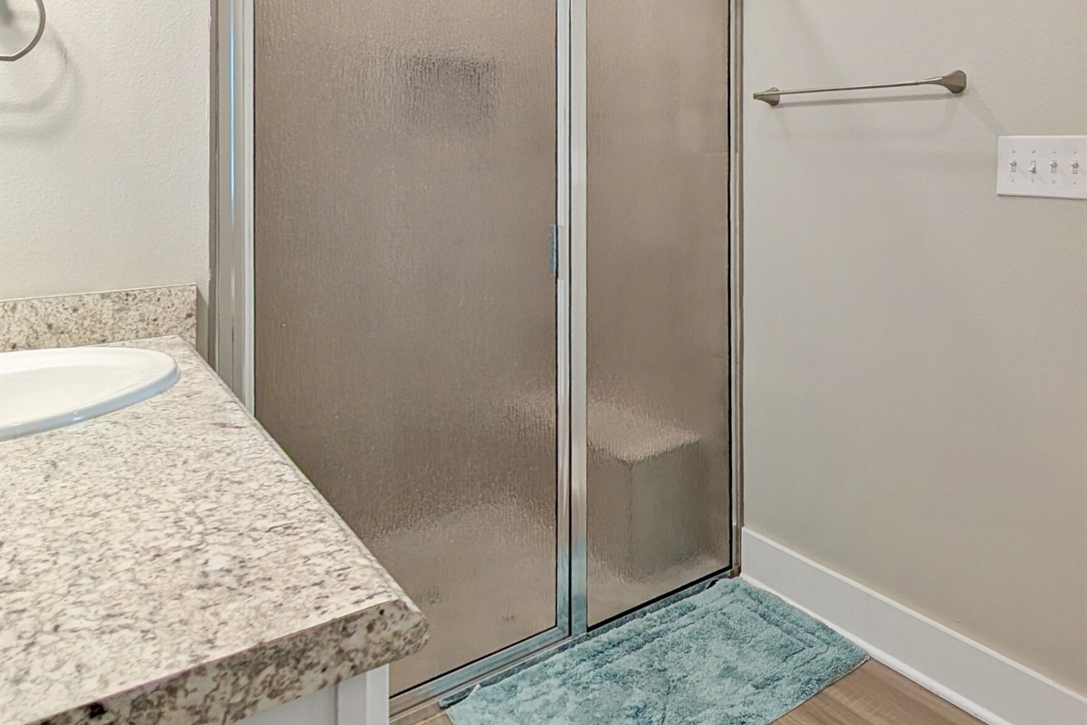 Ensuite bath has zero step shower