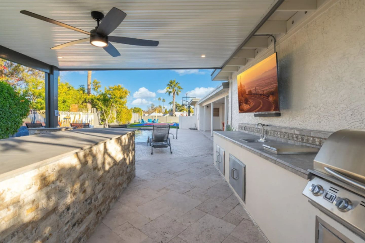 The outdoor kitchen opens right up to the pool, so cooking and swimming never have to happen far apart.
