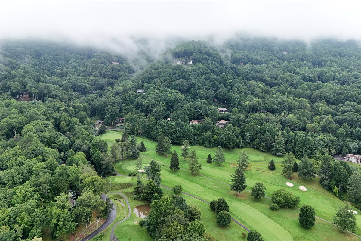 Scenic Retreat: Immerse yourself in lush greenery and tranquil mountain views! Perfect getaway spot!