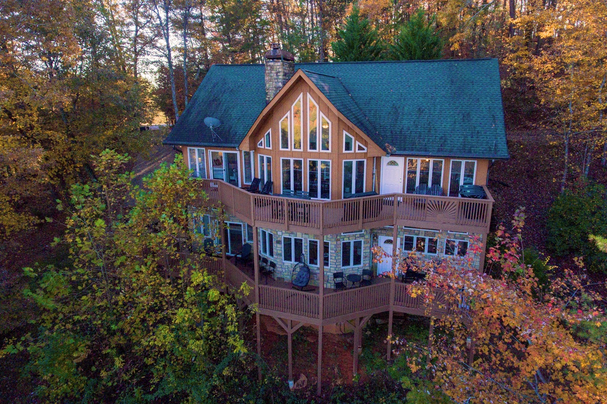 Beautiful, updated cabin, perfect for the the entire family or large groups!