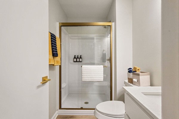 Modern Luxury Condo | Walk to Notre Dame | 2BR/2BA | Parking, photo 8