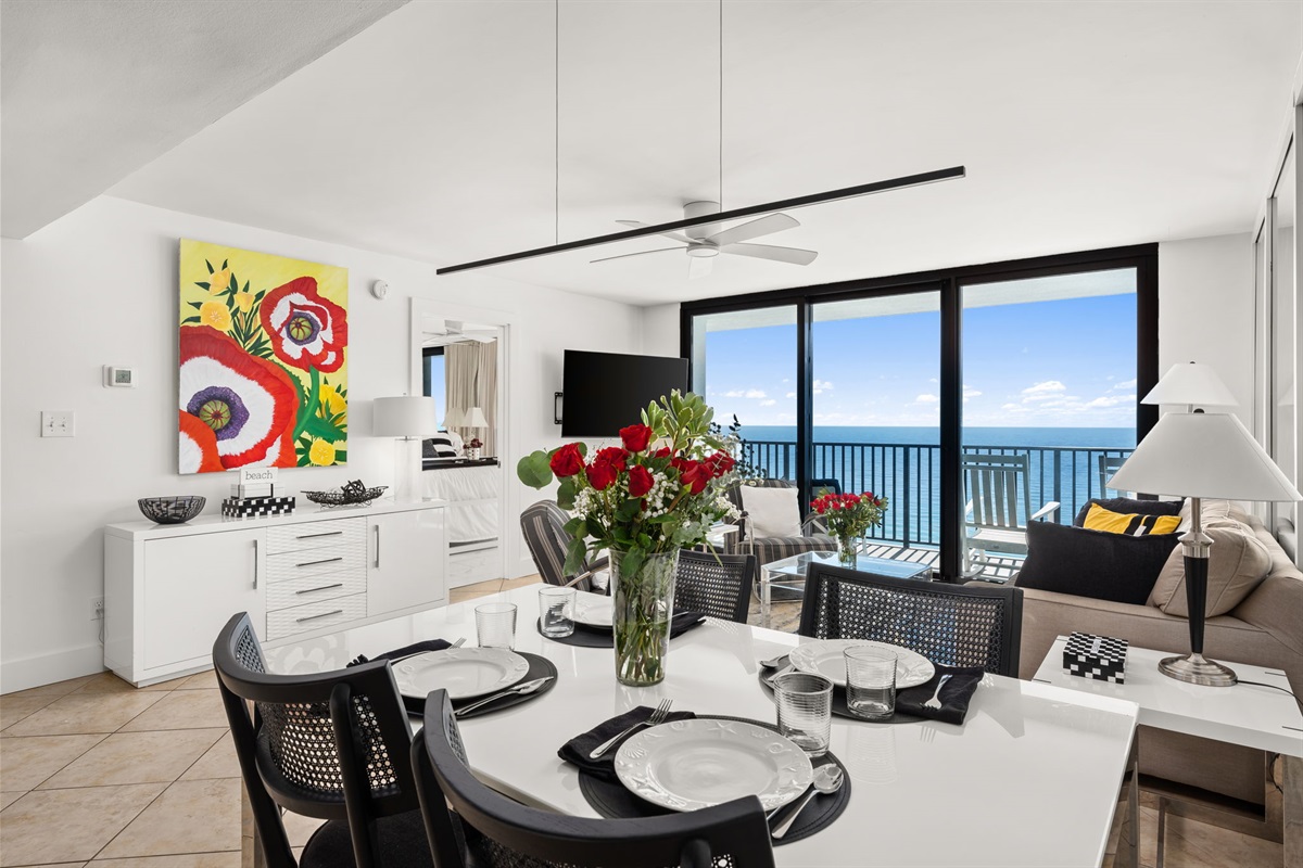 Here, every meal comes with a front-row seat to the water.