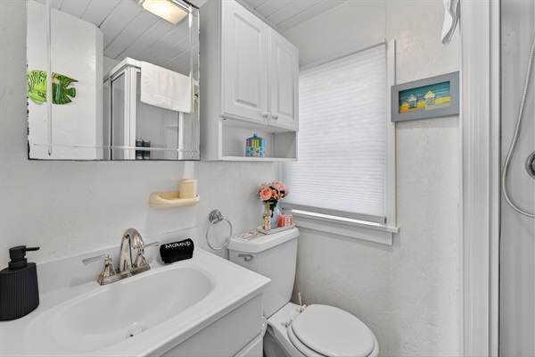 Full bathroom offering clean design, functionality, and everyday convenience.