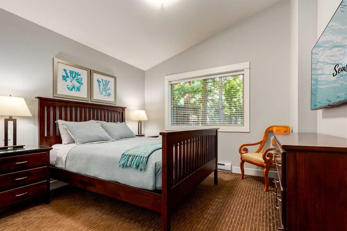 Main level comfy queen with quality linens and Smart TV