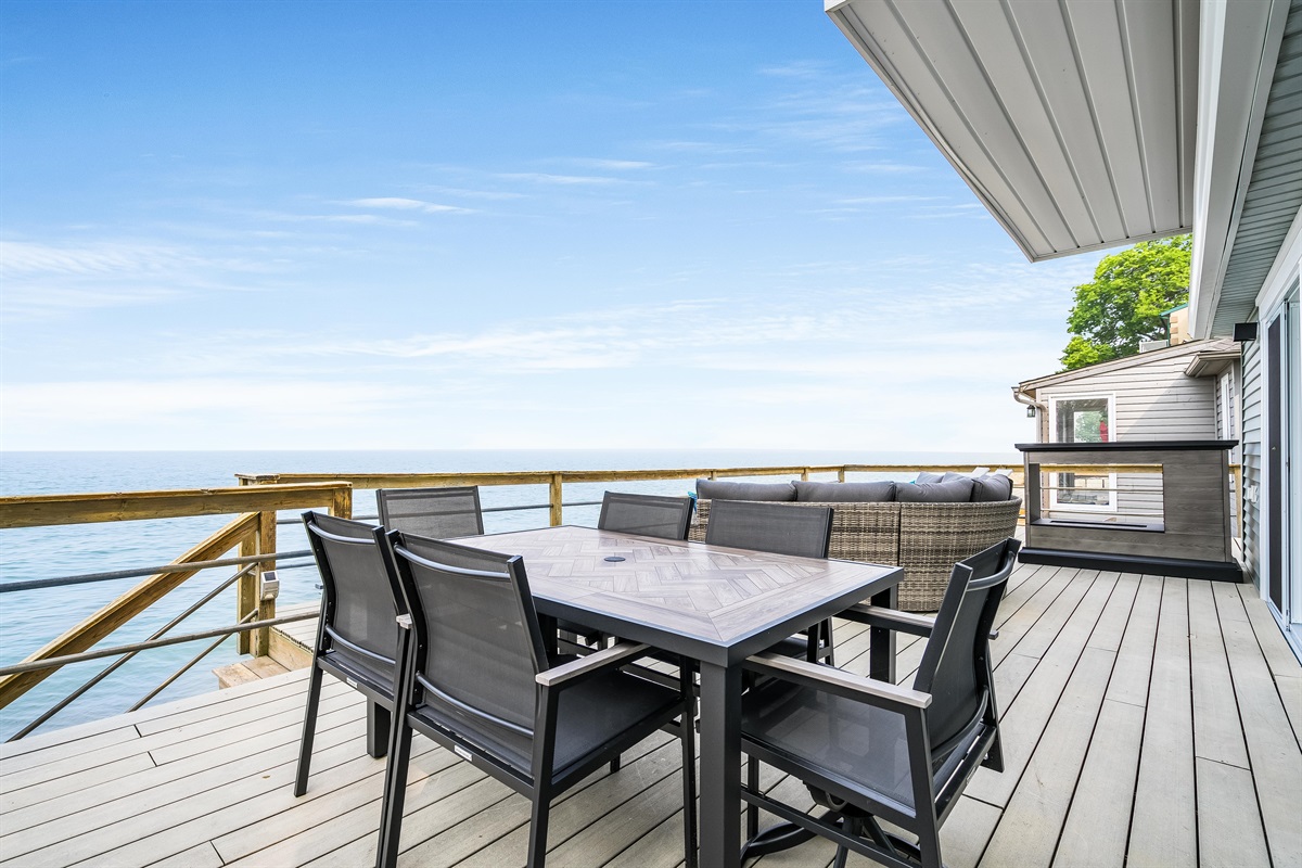 Dine al fresco on a patio set for 6.