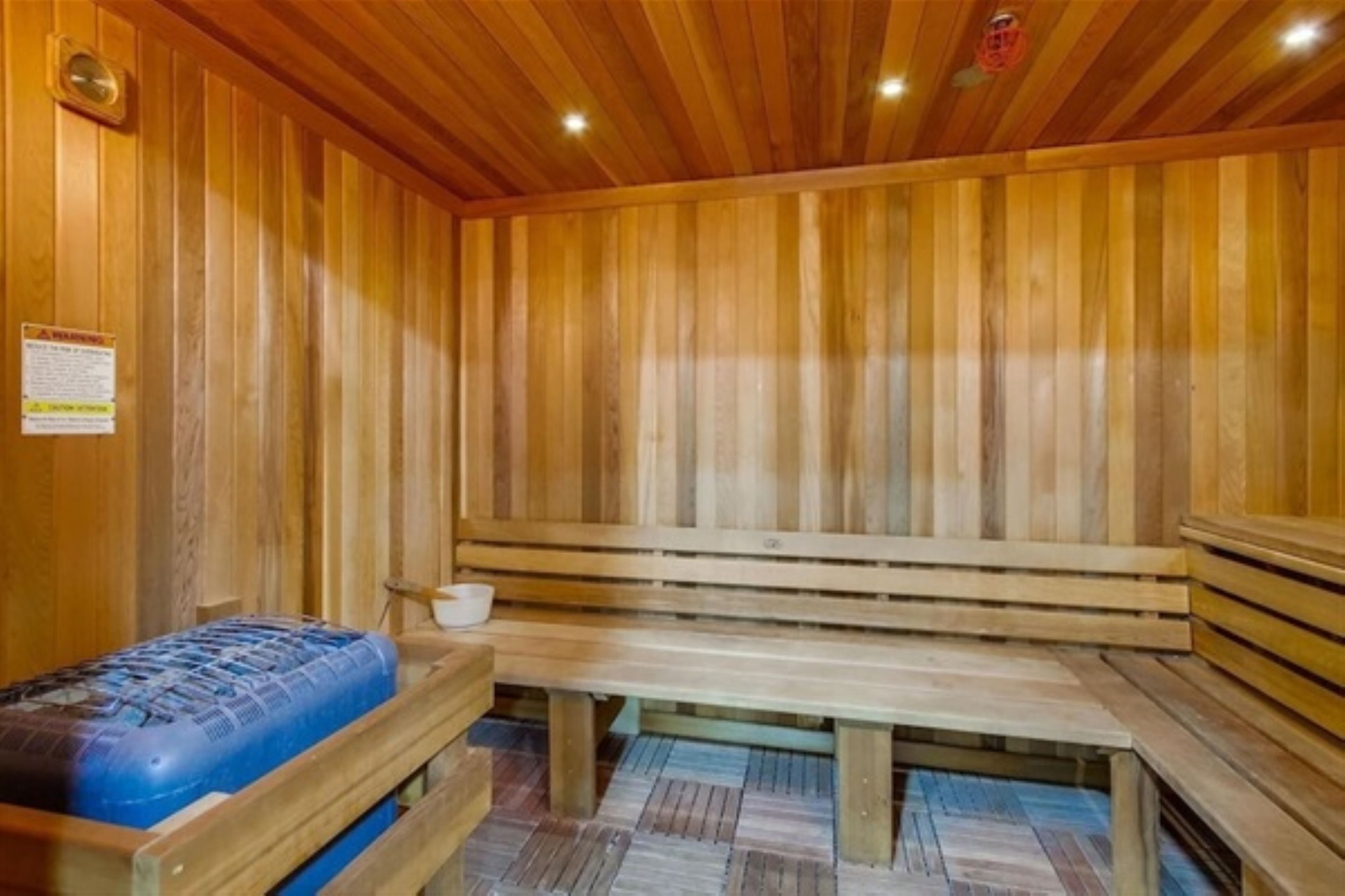 Two saunas: coed and women-only