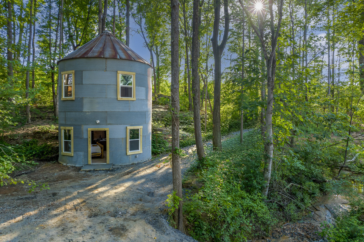 Unique Getaway: Experience a whimsical stay in this charming round retreat surrounded by nature!