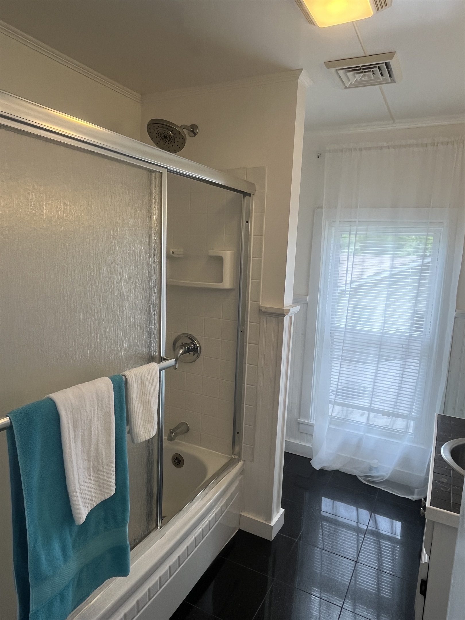 Bathroom with tub/shower