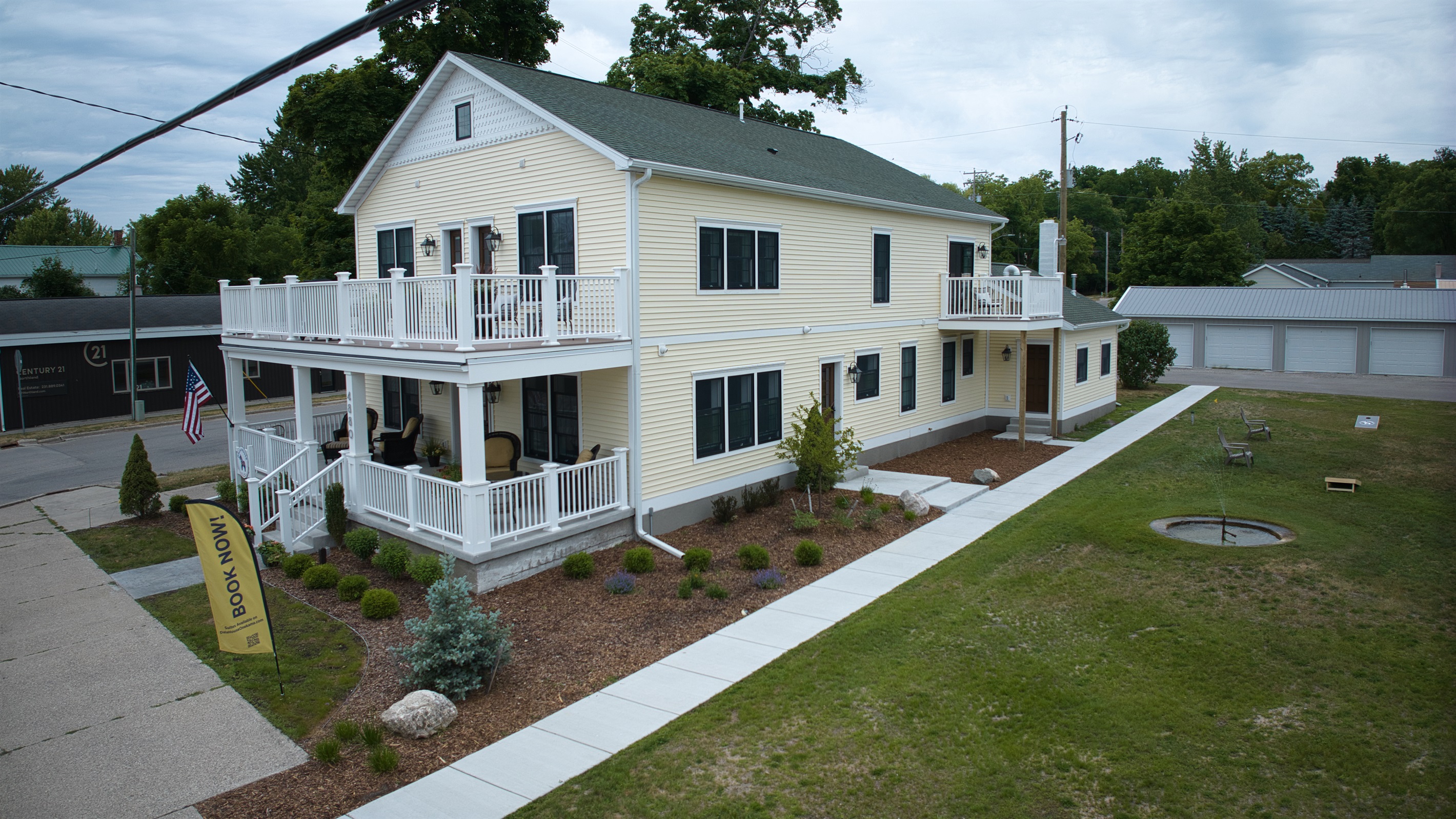 This unit has two entrances.  One through the front porch and one private entrance on the side