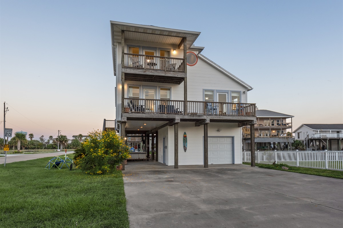 a41aa217cc1c4226810baa81b0e78288 Large | Beachhouse | Texas | TX | Vacation Homes | Galveston | Crystal Beach | Kokomo | Breezy Days | Beachfront Elegance | Sunrise Serenity | Southern Sands Property Management, LLC