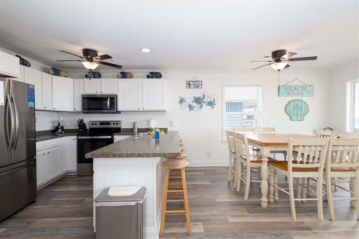 Dining and kitchen area ready to cook!