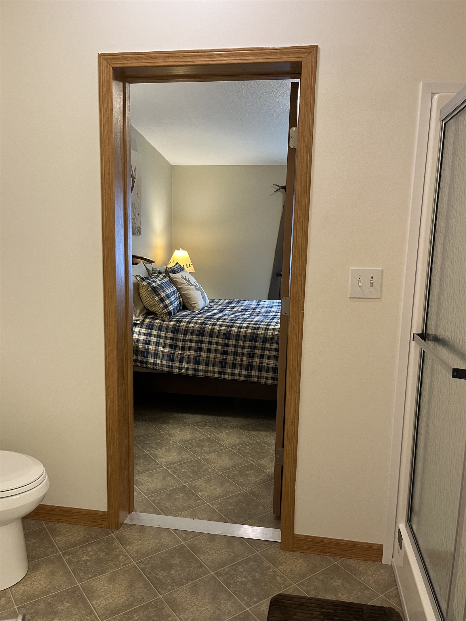 Ensuite bath off Queen bedroom