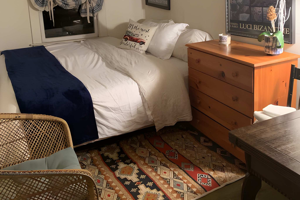 Bedroom 5 on the 3rd floor with queen size bed and a desk. 