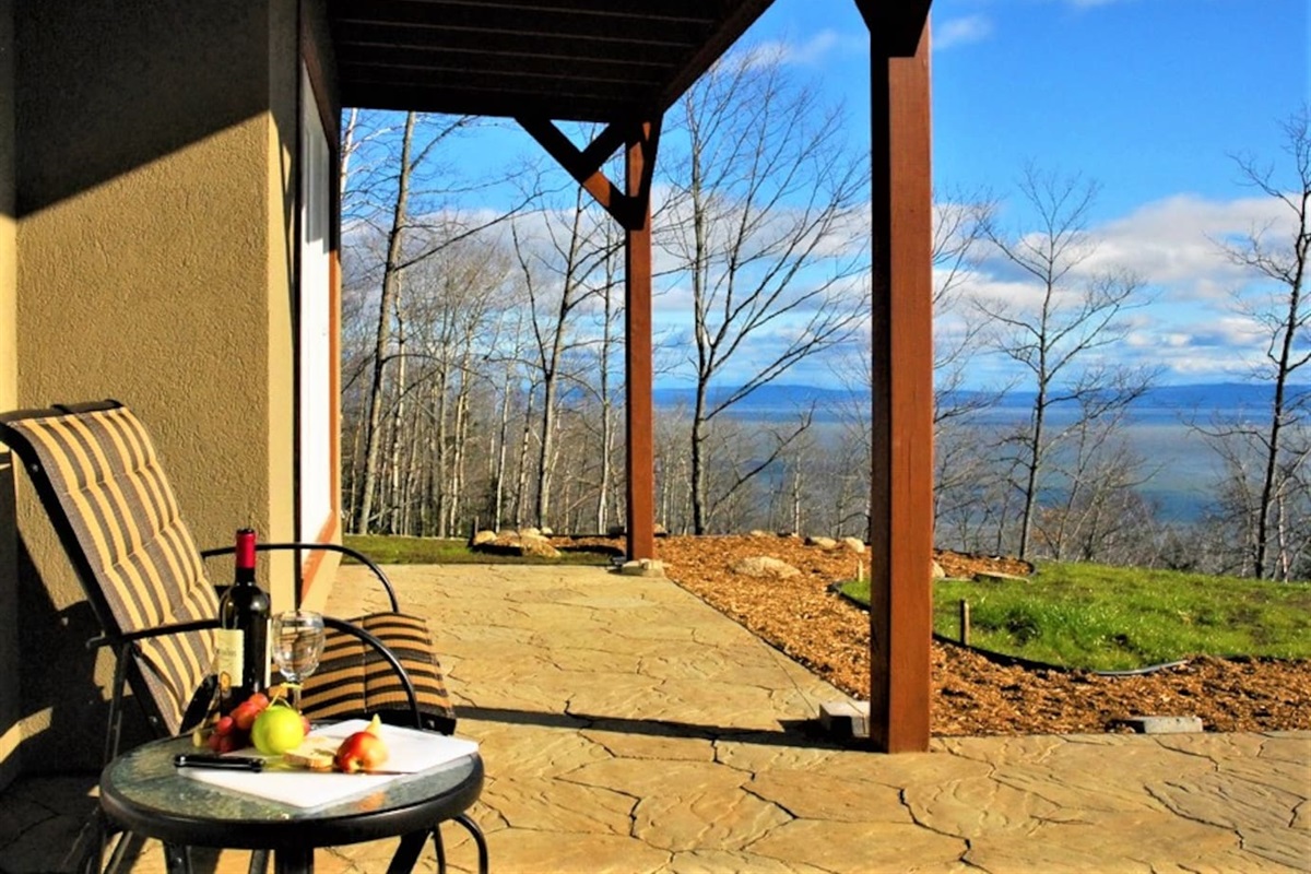 Terrasse du rez-de-jardin avec vue sur le fleuve.