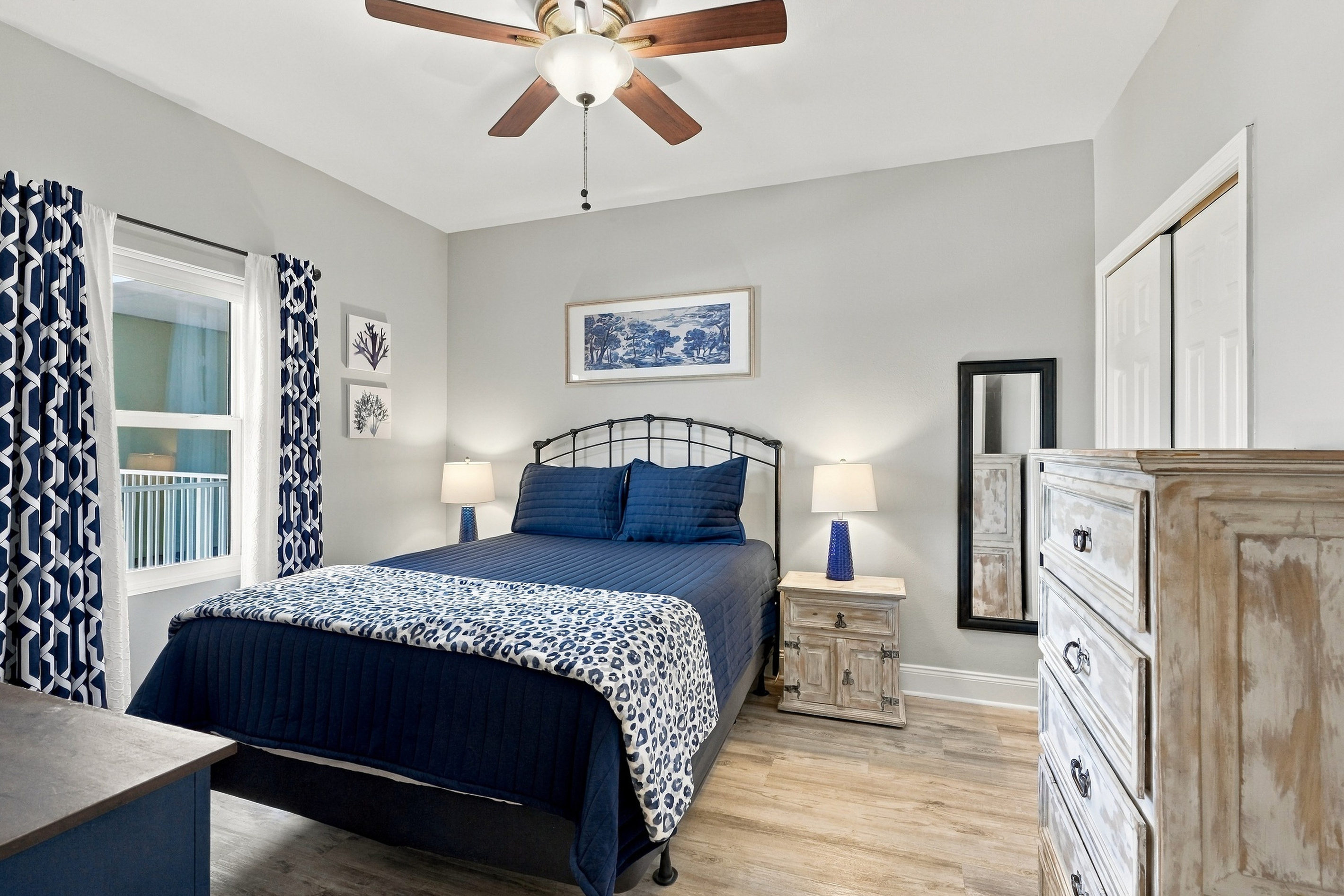 Second bedroom with queen size bed