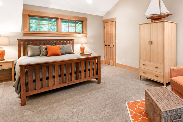 Bedroom 4
Queen bed with a Queen bed and pull-out sleeper sofa.