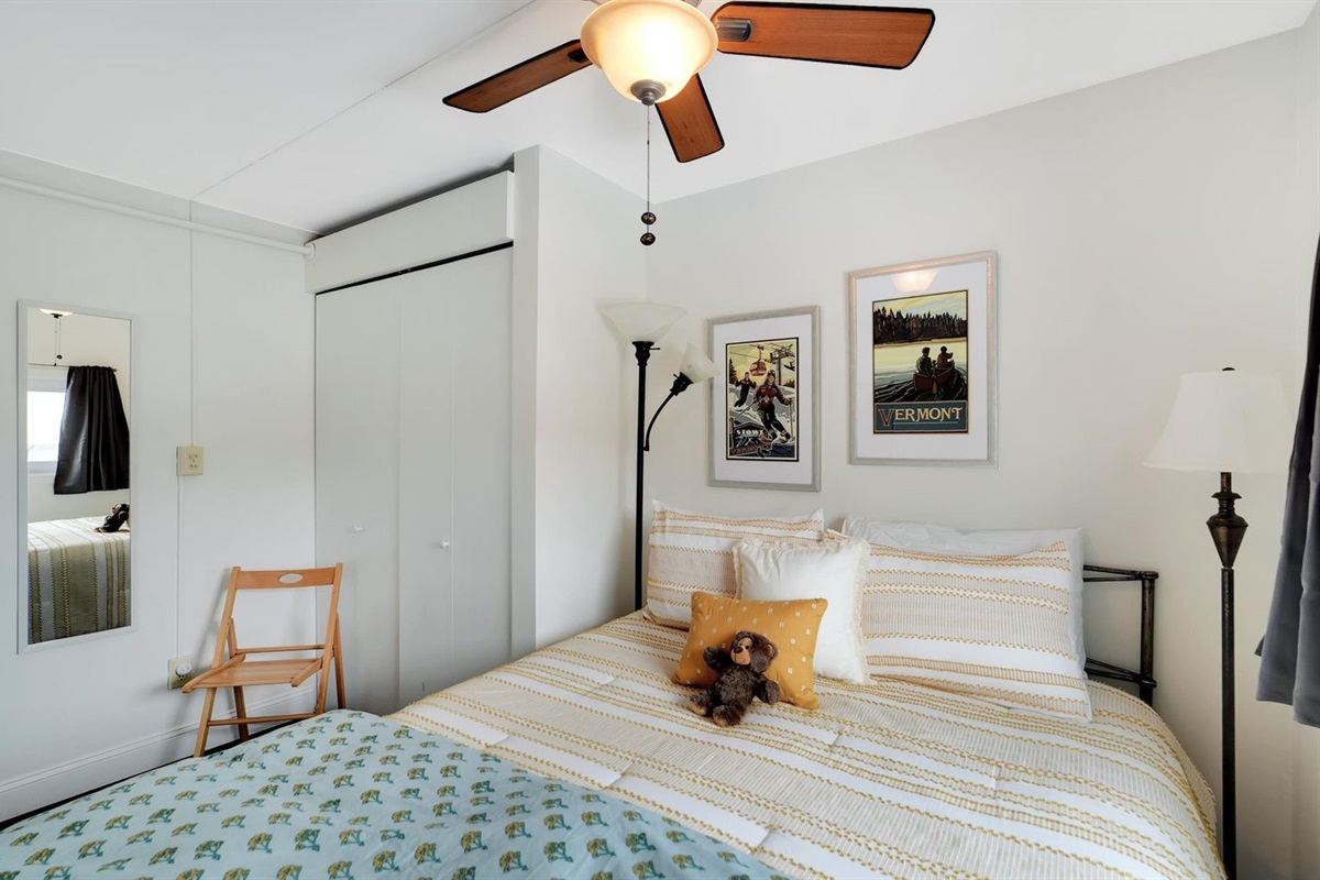 2nd bedroom with queen