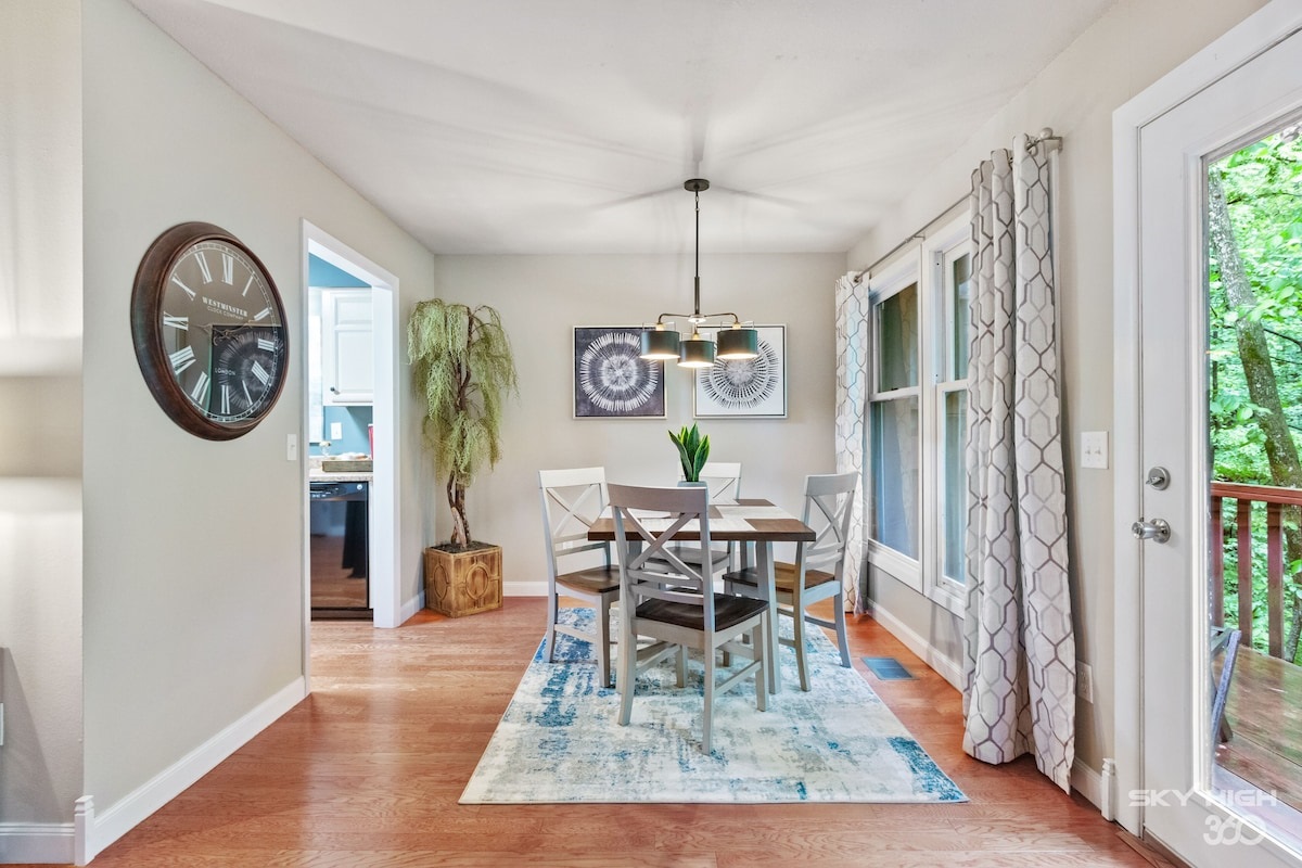 Dining area w/ seating for 4.