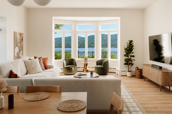 Riverview on Washington — Living room view from kitchen