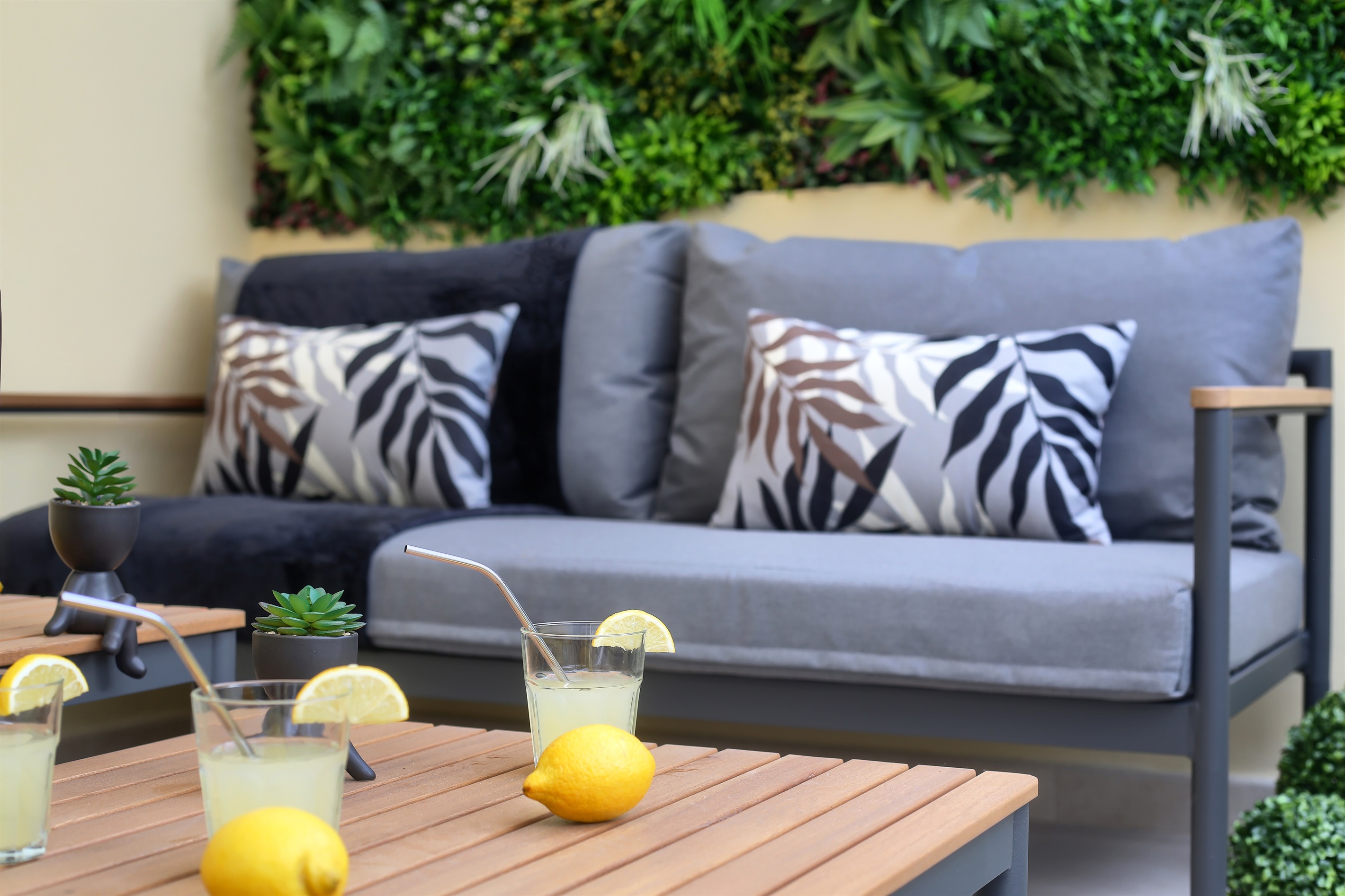 Detail of the chill-out area in the private garden, perfect for enjoying a refreshing drink in a calm and cosy atmosphere.