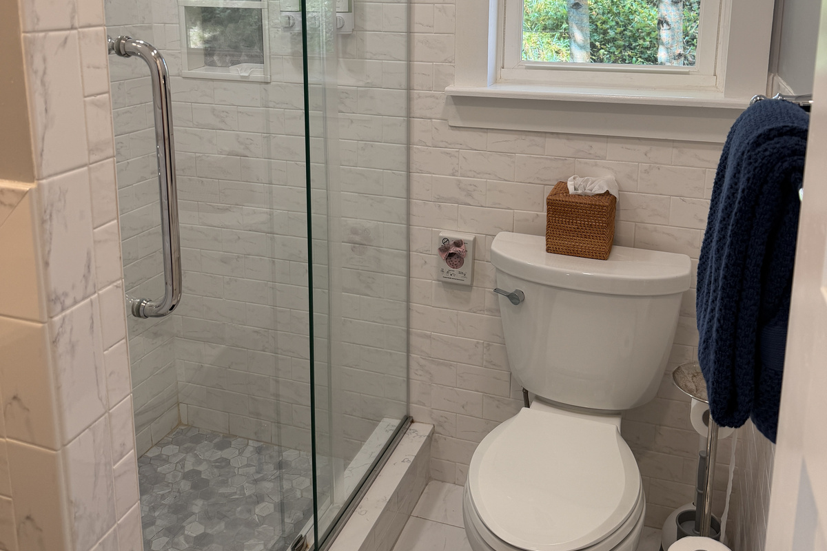 Beautiful 2nd bath with shower off hallway