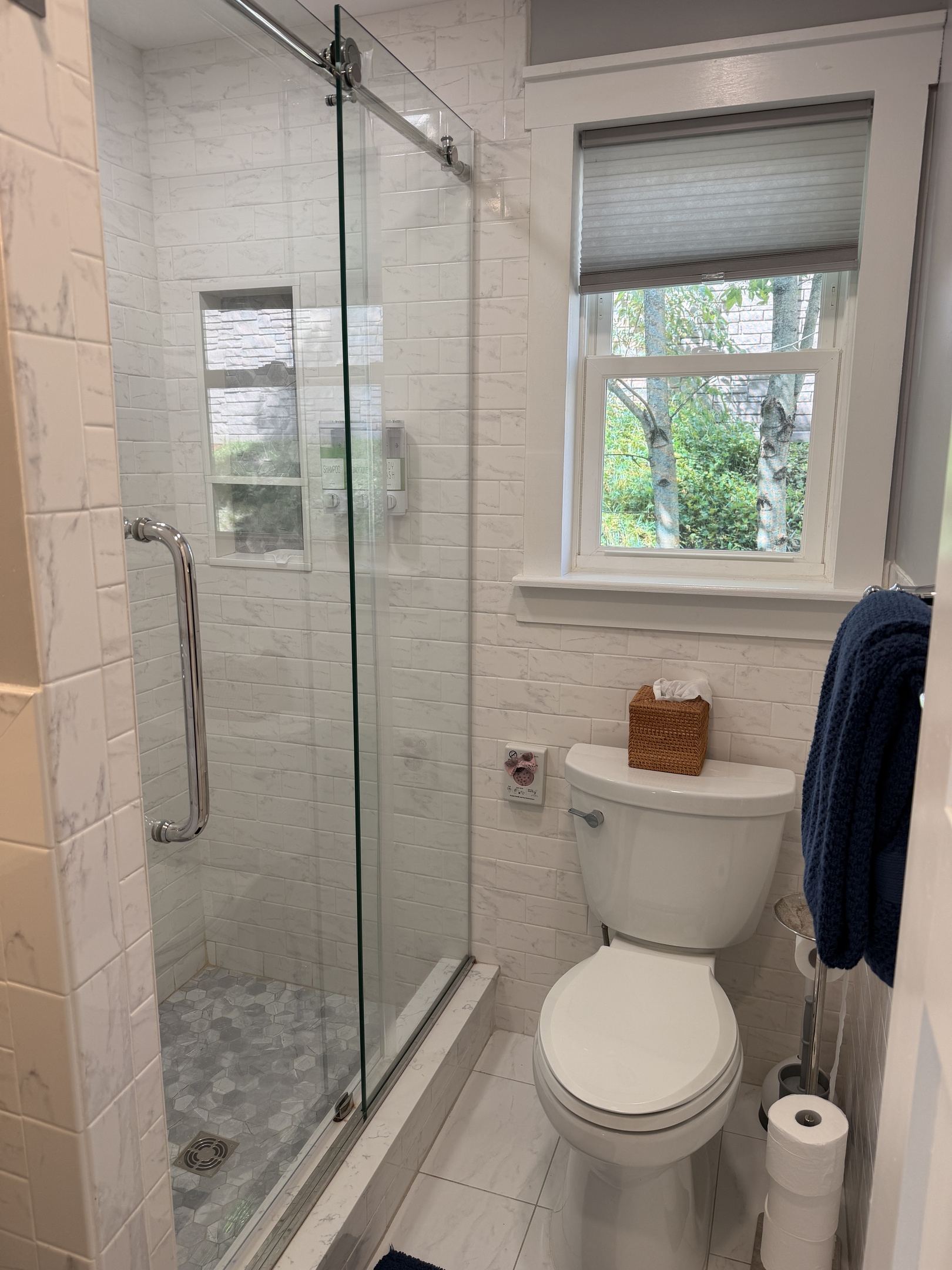 Beautiful 2nd bath with shower off hallway