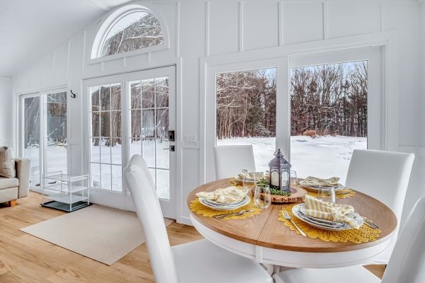 Sunrise cottage - The intimate dining nook seats four, providing a cheerful spot to enjoy meals while watching the winter landscape outside.
