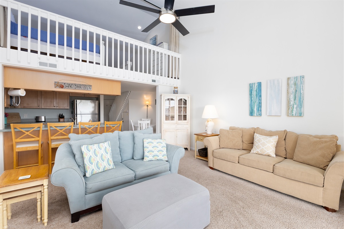 Open living area, ideal for relaxing after a beach day!