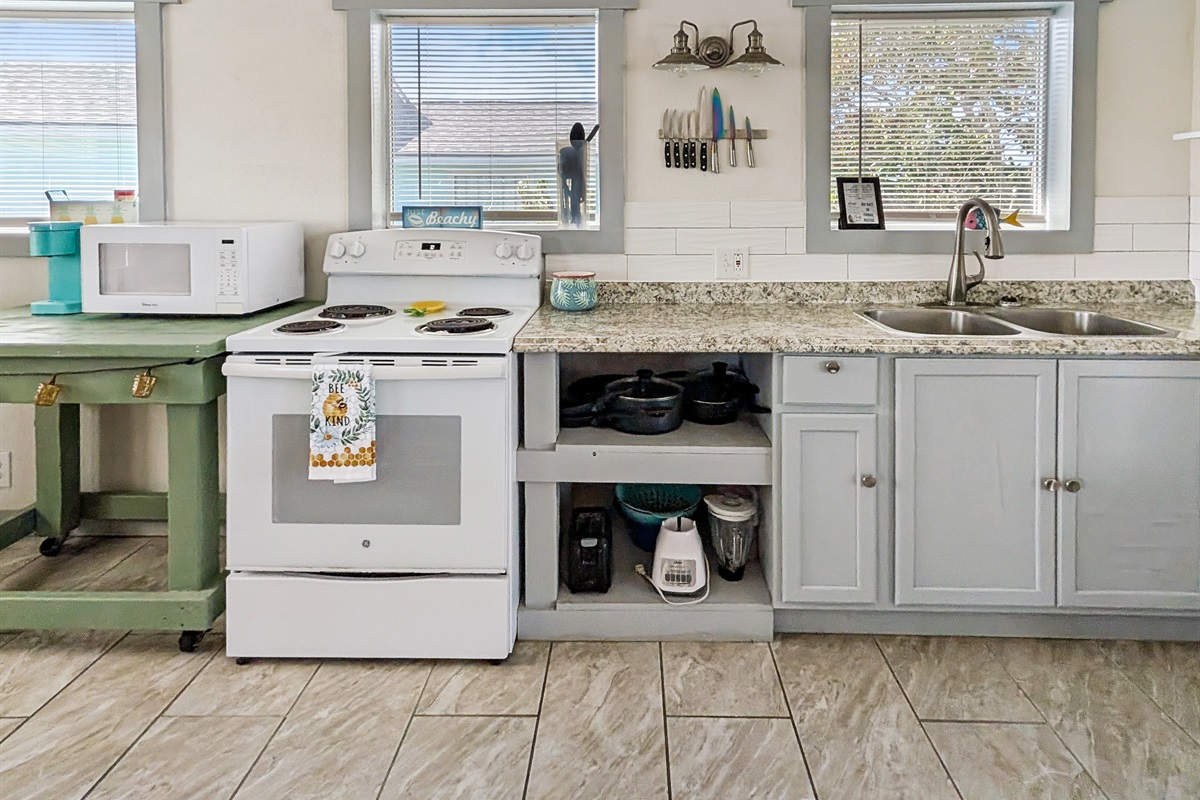 Well equipped kitchen, no dishwaswer