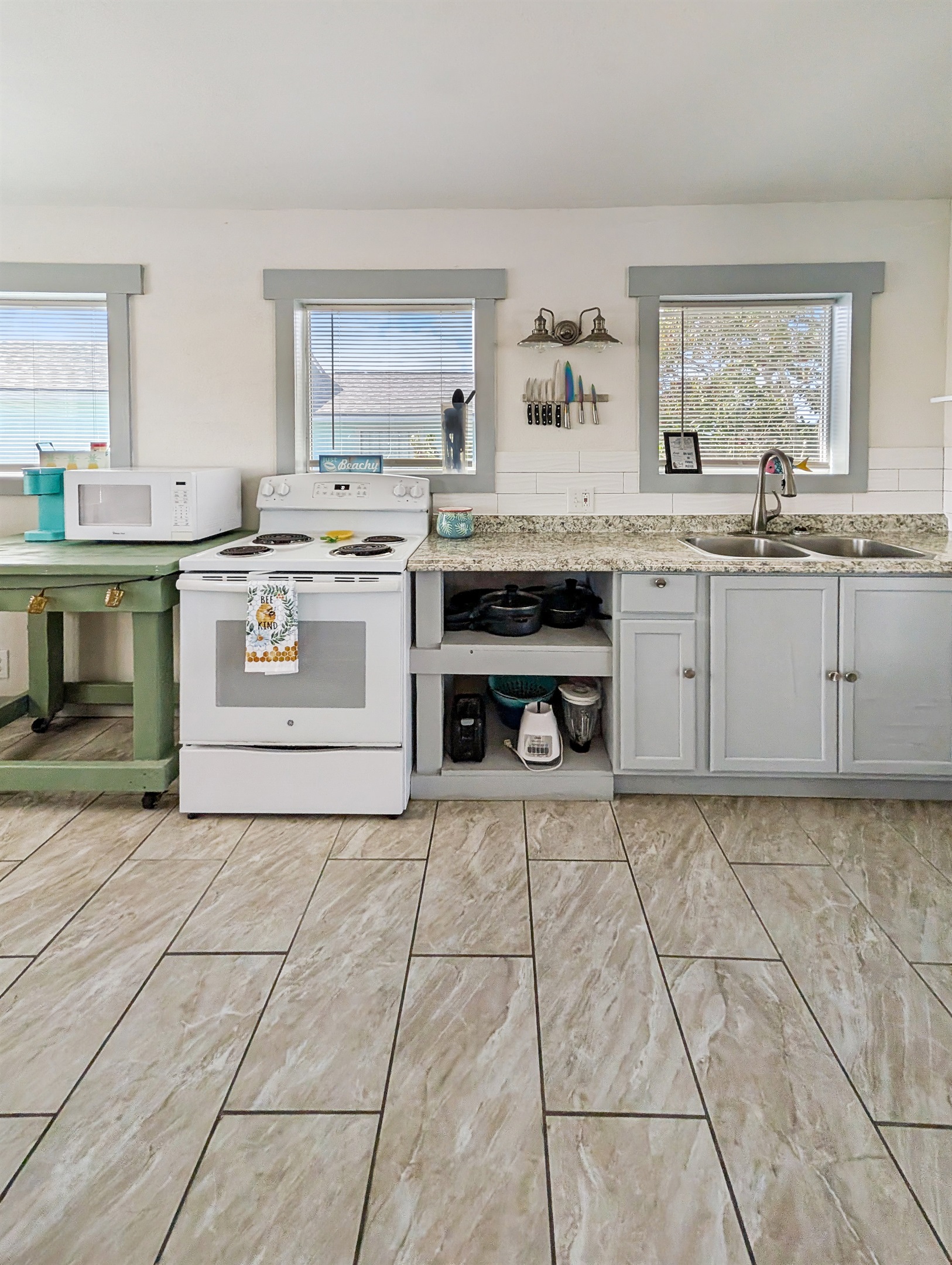 Well equipped kitchen, no dishwaswer